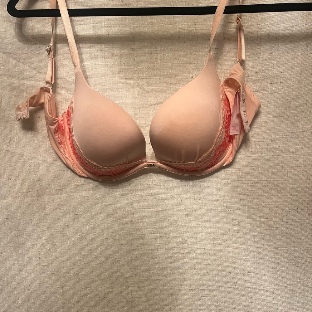 Victoria's‎ Secret Peach Lace Trim Bra